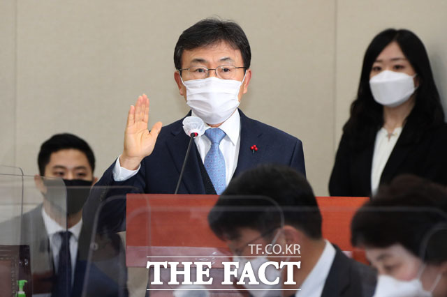 권덕철 보건복지부 장관 후보자가 22일 오전 서울 여의도 국회 보건복지위원회 전체회의에서 열린 인사청문회에 출석해 후보자 선서를 하고 있다. /국회=남윤호 기자