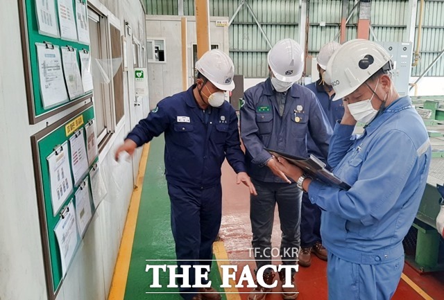 포항제철소 QSS 컨설턴트가 지역 중소기업을 방문해 개선책을 논의하고 있다./포항제철소 제공