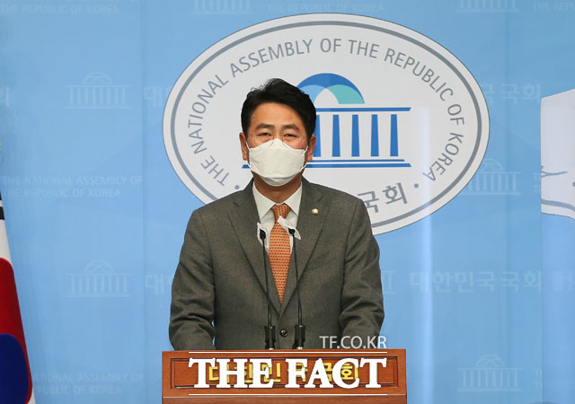 전봉민 국민의힘 의원은 자진 탈당하면서도 편법 재산형성 의혹에 대해선 부인했다. 22일 국회 정론관에서 탈당 기자회견하는 전 의원. /국회=남윤호 기자