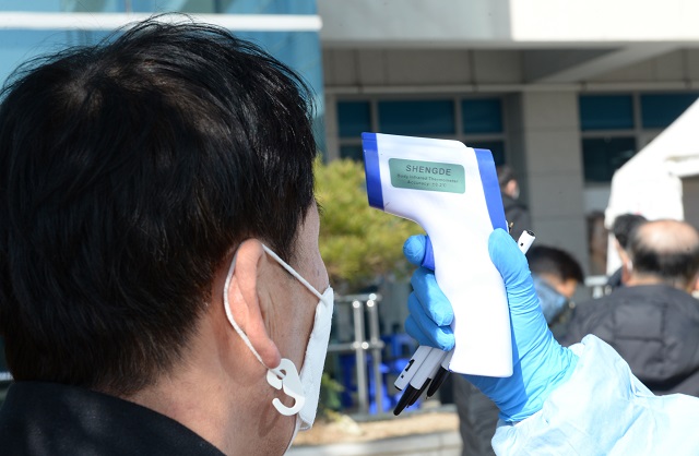 지난 1일 울산 동구보건소 선별진료소에서 현대중공업 직원과 협력업체 직원들이 코로나 검체 검사를 받기 전 발열체크를 하고 있다. /뉴시스