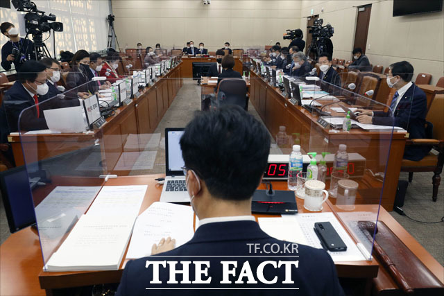 22일 권덕철 보건복지부 장관 후보자에 대한 국회 보건복지위 인사청문회에서 정부의 코로나19 대응 평가에 대한 여야 공방이 벌어졌다. 이날 권 후보자 국회 인사청문회를 열고 있는 복지위. /국회=남윤호 기자