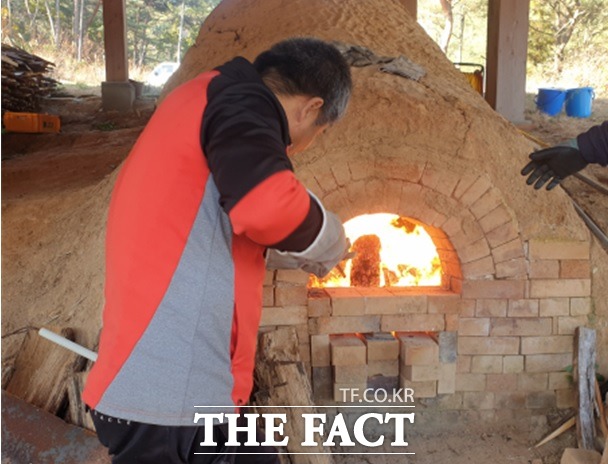 고흥 분청사기 도예지에서 한 도예가가 가마에 불을 지피고 있다. /고흥군 제공