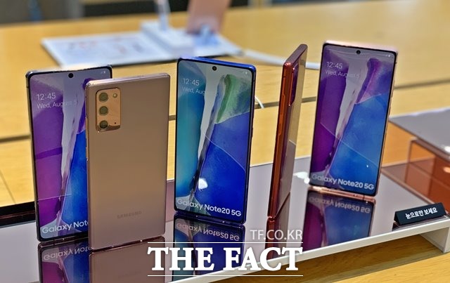 삼성전자가 10월 애플의 스마트폰 신제품 아이폰12 출시 후에도 전 세계 스마트폰 점유율 1위를 유지한 것으로 나타났다. 사진은 갤럭시노트20. /최수진 기자