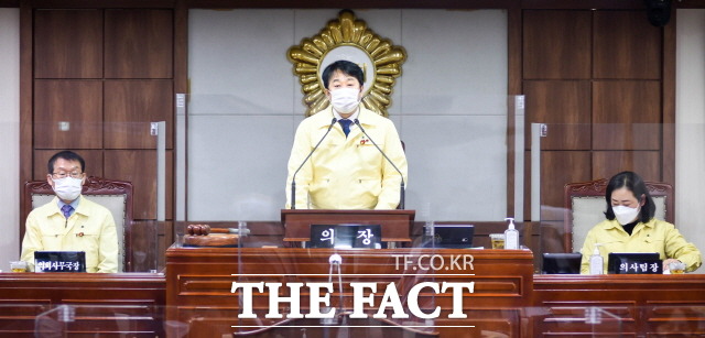 순천시의회가 지난 21일 열린 제247회 제2차 정례회 제3차 본회의에서 2021년도 예산안과 조례안 등 31건의 안건을 의결하고 28일간의 정례회 일정을 마무리했다. 이날 시의회는 순천만국가정원과 순천만습지 간을 운행하는 소형경전철(스카이큐브) 운영·관리에 필요한 조례안과 동의안, 예산안을 동시에 의결 처리해서 논란을 빚고 있다./순천시의회 제공