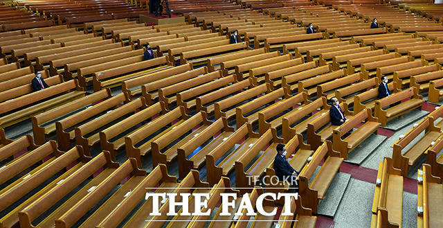 대면예배 금지 조치를 어긴 서울 금천구의 한 교회에서 신종 코로나바이러스 감염증(코로나19) 집단감염이 발생했다. 서울의 한 교회에서 필수인력들만 참석한 채 예배가 진행되고 있다. 이 사진은 기사 내용과 무관함. /이동률 기자