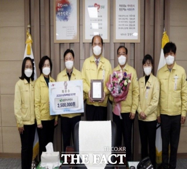 상주시보건소가 21일 경북도의 보건시책사업 평가에서 최우수기관으로 선정됐다. 시 관계자들이 기념사진을 찍고 있다/상주시 제공