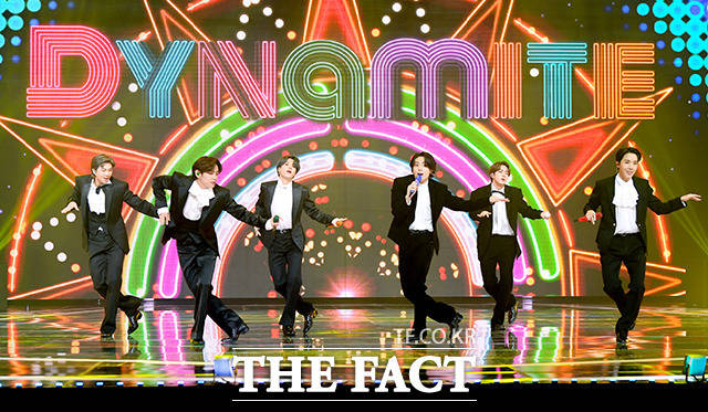 방탄소년단 Dynamite의 인기가 식지 않고 있다. 빌보드 핫 100 차트 TOP에 다시 이름을 올리는 데 성공했다. 사진은 2020 더팩트 뮤직 어워즈에 참석해 Dynamite 무대를 선보이고 있는 방탄소년단. /이선화 기자