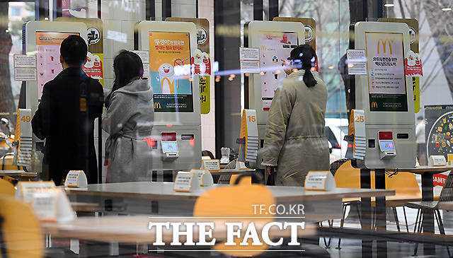 서울 실내외에서 5인 이상 사적 모임을 금지하는 행정명령 시행된 첫날, 한 패스트푸드점 이용객이 주문을 하고 있다.