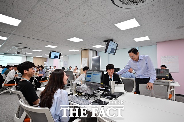 삼성전자가 23일 멀티캠퍼스 교육센터에서 삼성청년SW아카데미 3기 수료식을 진행했다. 지난해 8월 삼성청년SW아카데미 광주캠퍼스를 방문한 이재용 삼성전자 부회장의 모습 /삼성전자 제공