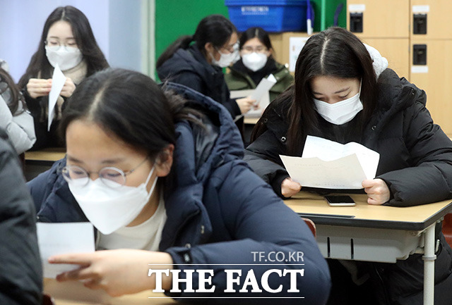 23일 오전 서울 성동구 무학여자고등학교의 수험생들이 2021학년도 대학수학능력시험 성적표를 확인하고 있다./ 사진공동취재단