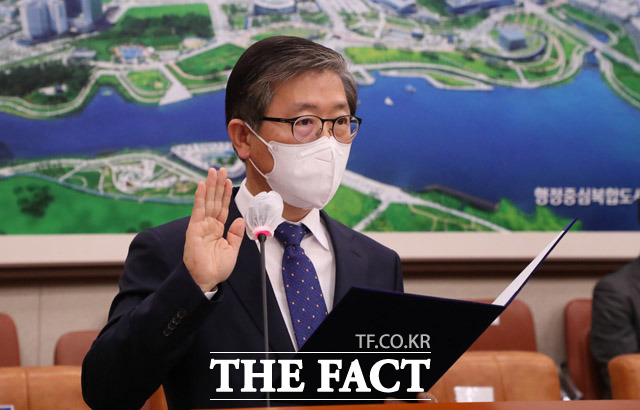 변창흠 국토교통부 장관 후보자가 23일 오전 서울 여의도 국회에서 열린 인사청문회에 출석해 선서를 하고 있다. /뉴시스