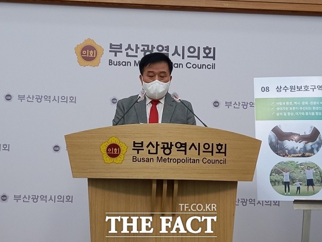 국민의힘 이진복 예비후보가 23일 부산시의회 브리핑룸에서 제5호 공약을 발표하고 있다. /부산=조탁만 기자