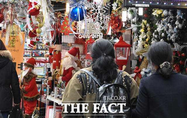 크리스마스 이브인 24일 새벽에는 서울·경기도와 강원 영서, 충청 북부 내륙, 경북 북부 내륙에는 한때 비 또는 눈이 조금 오겠다./임세준 기자