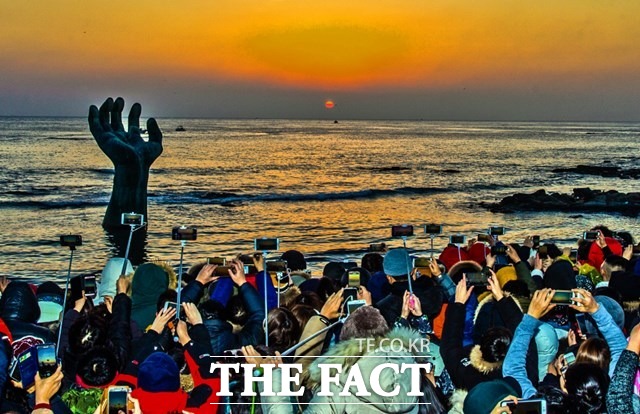 포항시가 코로나19 지역확산을 차단하기 위해 신년 해맞이 관광객 막기에 비상이 걸렸다. 사진은 신년 해맞이 관광객들로 가득한 호미곶 해맞이 모습/포항시 제공