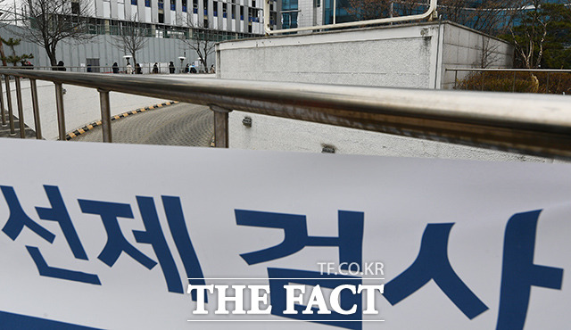 선제 검사를 받기 위해 서울의료원에서 대기하는 시민들.