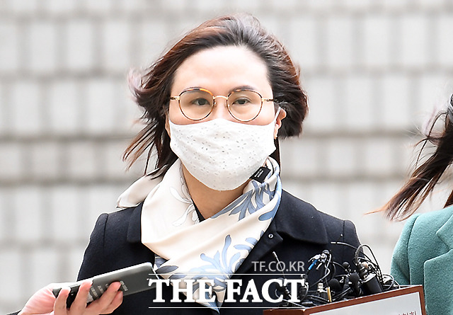 더불어민주당은 조국 전 법무부 장관 아내 정경심 동양대 교수의 징역 4년형에 대해 재판부 판결이 너무 가혹하다는 입장을 밝혔다. 23일 서울중앙지방법원에서 열린 1심 선고 공판에 출석한 정경심 동양대 교수. /이새롬 기자