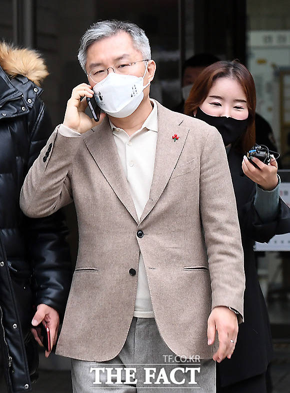 조국 전 법무부 장관 아들의 허위 인턴 증명서를 발급해준 혐의로 재판에 넘겨진 최강욱 열린민주당 대표가 23일 오후 서울 서초구 서울중앙지방법원에서 열린 결심 공판을 마친 뒤 법원을 나서고 있다. /이새롬 기자