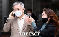 [TF사진관] 취재진 질의 뿌리치는 최강욱