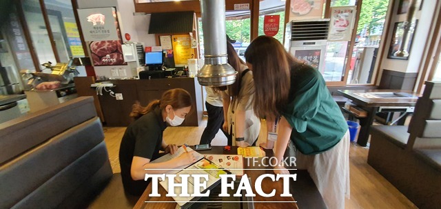 사단법인 한국청소년인권센터(이사장 강병연)가 여성가족부가 주최한 2020년 청소년유해환경감시단 우수사례에서 최우수상을 수상했다. 사진은 2020년 민관합동 업소 지도·점검 모습./한국청소년인권센터 제공