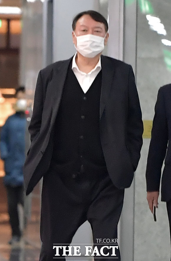 더불어민주당은 24일 법원이 윤석열 검찰총장의 집행정지 신청을 인용하자 사법부의 판단은 그 심각성을 제대로 반영하지 않은 것으로 깊은 유감을 표한다라고 밝혔다. 지난 16일 문재인 대통령이 정직 2개월의 징계 의결을 재가하자 후배 검사들과 식사를 한 후 집으로 들어가는 윤 총장. /이덕인 기자