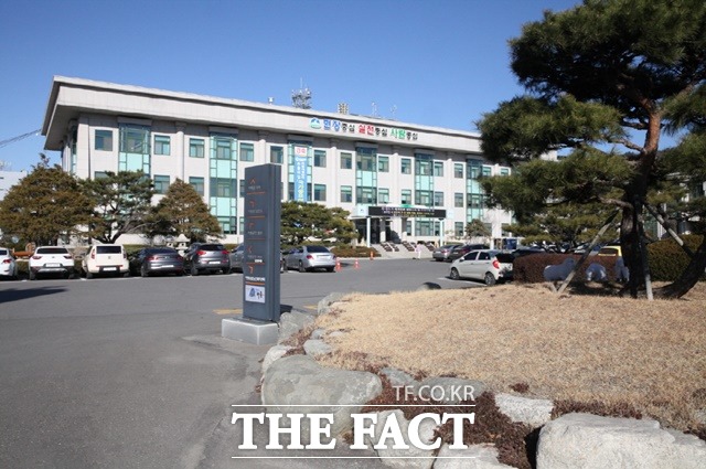 하동군에서 코로나19 확진자가 잇따라 나오고 있는 가운데 하동군청 직원 2명이 확진돼 비상이 걸렸다.사진은 하동군청 전경. /하동군 제공