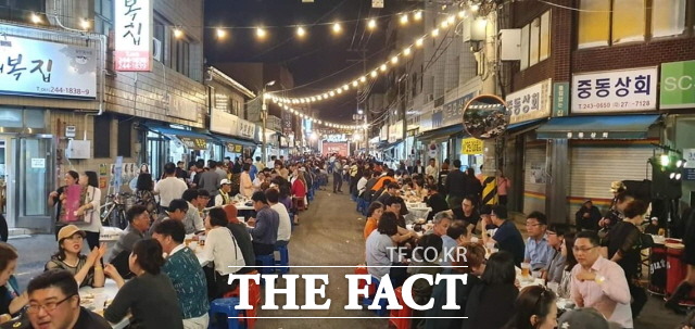 목포시는 항구도시의 장점을 살려 관광객들의 입맛을 사로잡아 함께 즐기며 만족감을 제공하는 관광 이벤트를 지속적으로 만들어내 목포만의 낭만을 극대화하는데 안간힘을 다하고 있다.<사진>목포 건어물 골목에서 열린 1897 건맥축제./목포시 제공