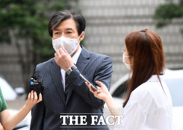 법원은 정경심 동양대 교수의 공소사실 중 서울대 공익인권법센터·아쿠아펠리스호텔 인턴십 확인서를 위조해 행사한 혐의를 놓고 배우자 조국(사진) 전 법무부 장관의 혐의까지 인정했다. /이동률 기자