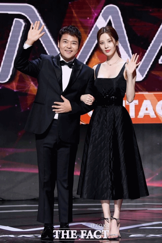 서현은 크림과 블랙 컬러 각각의 의상에서 빛났을 뿐만 아니라 전혀 다른 느낌의 두 벌에도 밸런스를 맞춰 전반적으로 통일감 있는 시상식 스타일링의 정석을 보여줬다. /이선화 기자