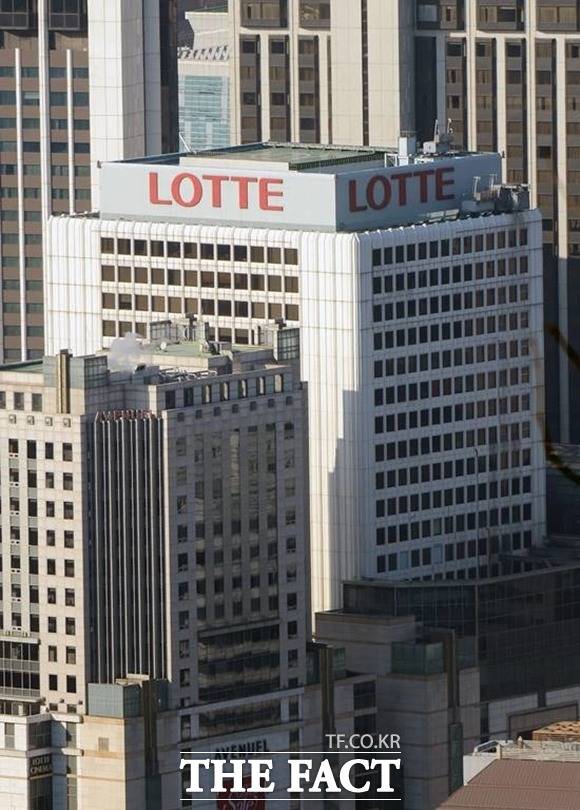 롯데쇼핑이 롯데자산개발 쇼핑몰 사업을 인수한다고 24일 공시했다. /더팩트 DB