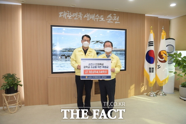 퇴임을 앞둔 강영선 순천시 자치행정국장(사진 좌)이 지난 13년간 모은 돈을 허석 순천시장에게 순천시인쟁육성장학금으로 기탁하고 있다.