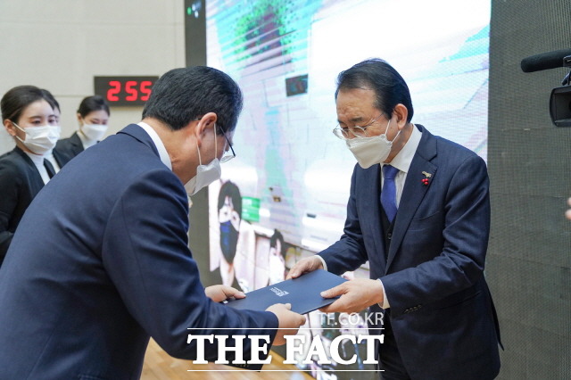 목포시가 2020년 전남도 경제부문 평가, 전 분야에서 수상으로 김종식 시장이 김영록 도지사에게 상을 받고 있다./목포시 제공