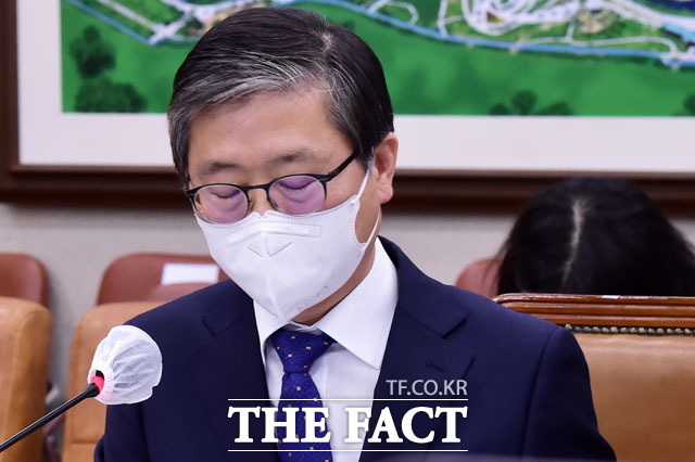 변창흠 국토교통부 장관 후보자가 과거 발언을 해명하면서 여성은 화장 때문에 아침을 모르는 사람과 먹는 것을 조심스러워 한다고 말해 또 논란이다. 23일 인사청문회에 출석해 청문위원 질의에 눈을 감고 생각에 잠긴 변 후보자. /남윤호 기자