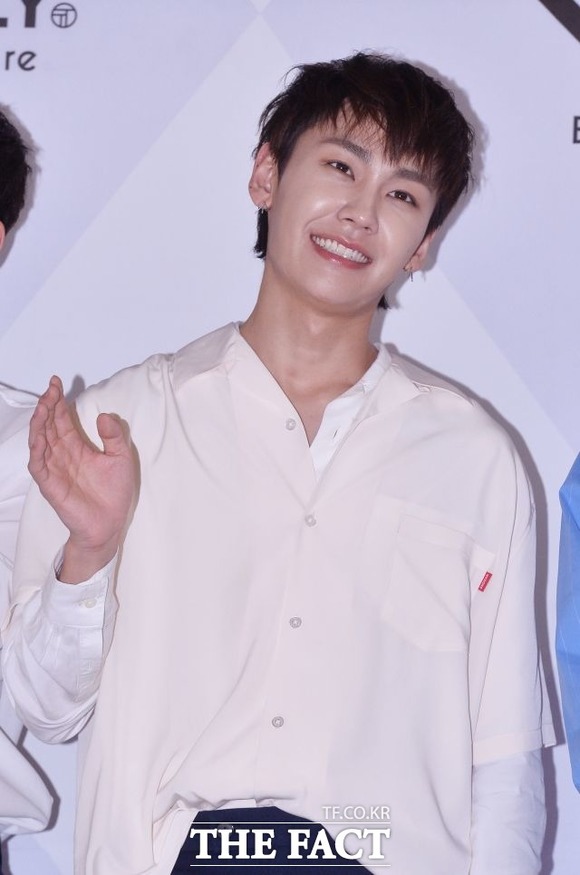 정일훈은 대마초 흡연 혐의로 경찰에 적발됐다. 일부 팬들의 그의 팀 탈퇴를 요구하기 위해 목소리를 높였다. /더팩트 DB