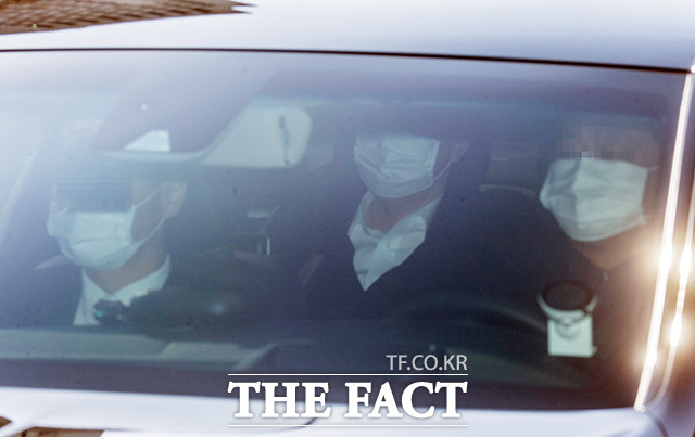 행정법원의 검찰총장 징계처분 효력 집행정지 신청 인용에 따라 업무에 복귀한 윤석열 검찰총장(가운데)이 25일 오후 서울 서초구 대검찰청으로 출근하고 있다./이동률 기자