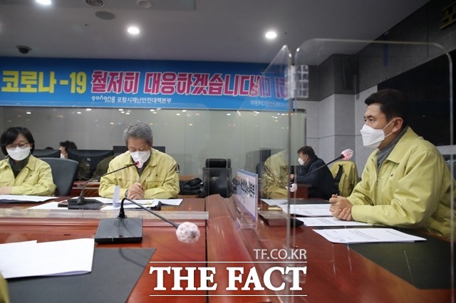 이강덕 포항시장은 성탄절인 25일 연말연시 코로나19 대응 특별 방역대책 긴급회의를 열고 선제적이고 공격적인 방역을 지시했다/포항시청 제공