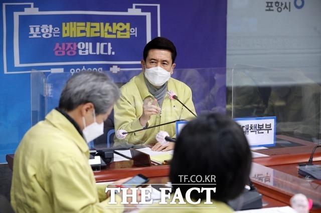 포항지역 코로나19 확산세가 강해짐에 따라 성탄절인 25일에도 긴급 방역대책회의를 갖는 등 대응 마련에 총력을 펼치고 있다/포항시 제공
