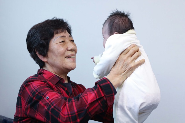 LG가 지난 36년 동안 홀로 남겨진 영유아 119명을 양육해 온 국내 최장기 위탁모 봉사자 전옥례씨(사진)에게 LG의인상을 수여했다. /LG 제공