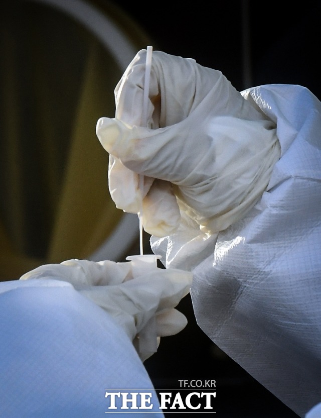 경기도 고양시는 27일 일산동구에 사는 A 씨와 B 씨 부부가 코로나19 확진 판정받았다고 밝혔다. 사진은 기사 내용과 무관. /이동률 기자