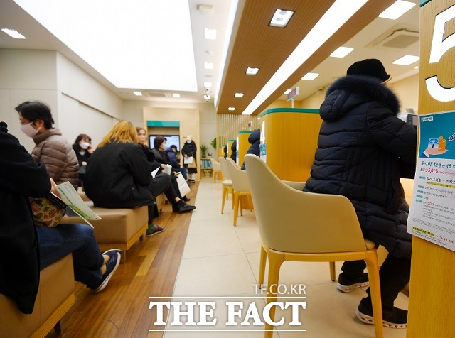 은행연합회는 28일부터 정부의 연말연시 특별방역 강화대책에 맞춰 전국 은행 영업점 대기고객 수를 10명 이내로 제한하는 등 은행권 사회적 거리두기를 강화한다고 밝혔다. /더팩트 DB