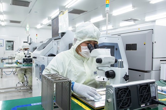 네트워크 장비 기업 RFHIC 직원이 회로 기판 내부에 반도체 칩을 부착하는 모습. /삼성전자 제공