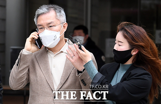 최강욱 열린민주당 의원이 27일 윤석열 검찰총장을 향해 국회 탄핵을 언급했다. 지난 23일 서울중앙지방법원에서 열린 결심 공판에 마친 뒤 법원을 나서고 있는 최 의원(왼쪽). /이새롬 기자