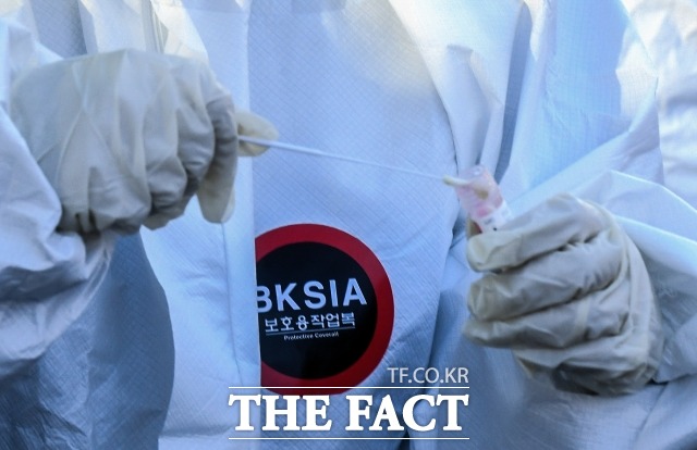 중앙방역대책본부는 27일 0시 기준으로 코로나19 신규 확진자가 970명 늘어 누적 5만6872명이라고 밝혔다. /이동률 기자