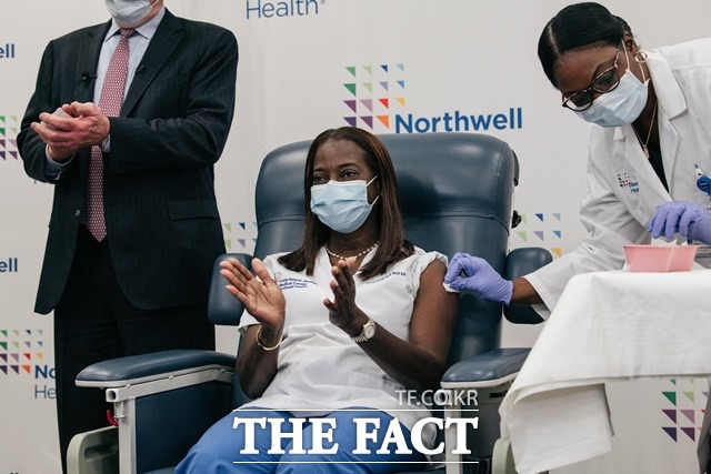 미국에서는 지난 14일(현지시간) 미국 뉴욕 퀸스의 롱아일랜드 주이시 병원에서 흑인 간호사 샌드라 린제이가 미국 최초로 코로나 백신을 접종받았다. 백신 접종을 받은 샌드라 린제이 간호사. /신화·뉴시스