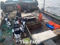  군산해경, 조업금지 해역서 불법 조업한 중국어선 2척 나포