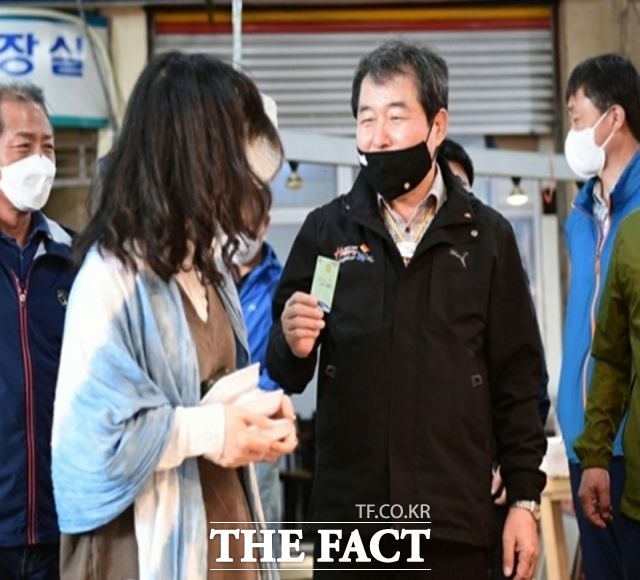 김천시는 올해 발행한 김천사랑상품권 600억원이 28일 모두 팔렸다고 밝혔다. 사진은 김천사랑카드를 설명하는 김충섭 시장(사진 오른쪽)/김천시 제공