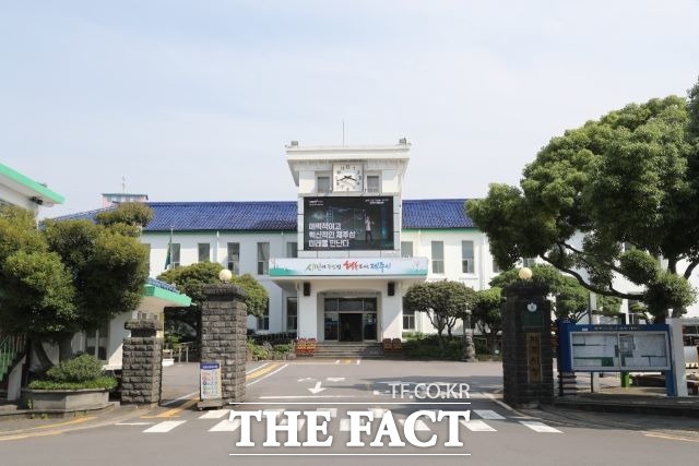 제주시청 간부공무원인 A씨가 코로나19 확진 판정을 받았다. 제주특별자치도는 26일 오후 8시 10분경 도 보건환경연구원으로부터 A씨의 확진사실을 통보받고 즉시 역학조사에 착수했다고 밝혔다. / 제주도 제공