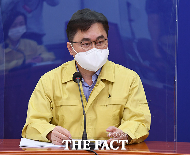 김종민 더불어민주당 의원이 지난 23일 코로나19 확진자의 밀접접촉자로 분류됐다. 이에 따라 이낙연 민주당 대표 등 지도부는 28일 오전 회의를 오후로 연기하고 자택에서 대기하며 김 의원의 결과를 기다리고 있다. /배정한 기자