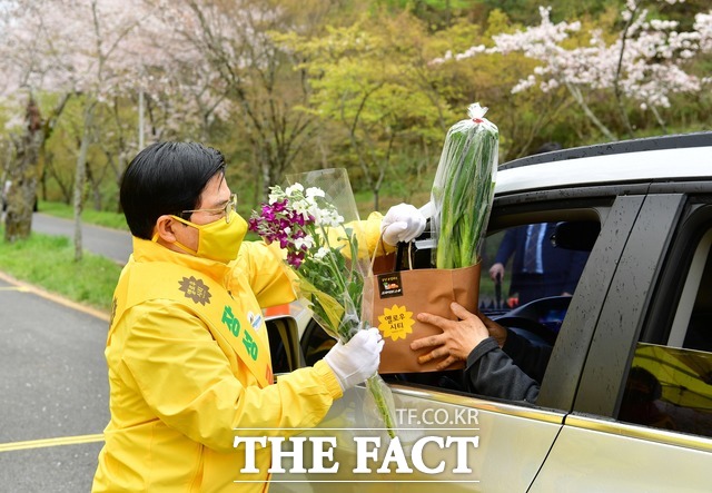 장성군이 전남도 ‘2020년 농산물 유통‧농식품 업무 종합평가’에서 최우수상을 수상했다. 사진은 드라이브 스루 마켓에서 일손을 거들고 있는 유두석 군수./장성군 제공