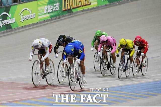 경륜 레이스에서 2번 선수(왼쪽 두 번째)가 1번 선수(맨 왼쪽)를 마크하고 있다./기금조성총괄본부 제공