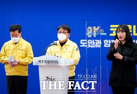 제주지역에서 27일 하루 동안 11명(382~392번)의 코로나19 확진자가 발생한 것으로 집계됐다. 이에 따라, 28일 오전 0시 기준 제주지역 총 누적 코로나19 확진자는 392명으로 늘었다. 28일 자정부터 오전 11시까지 추가 확진자는 없다. /제주도 제공